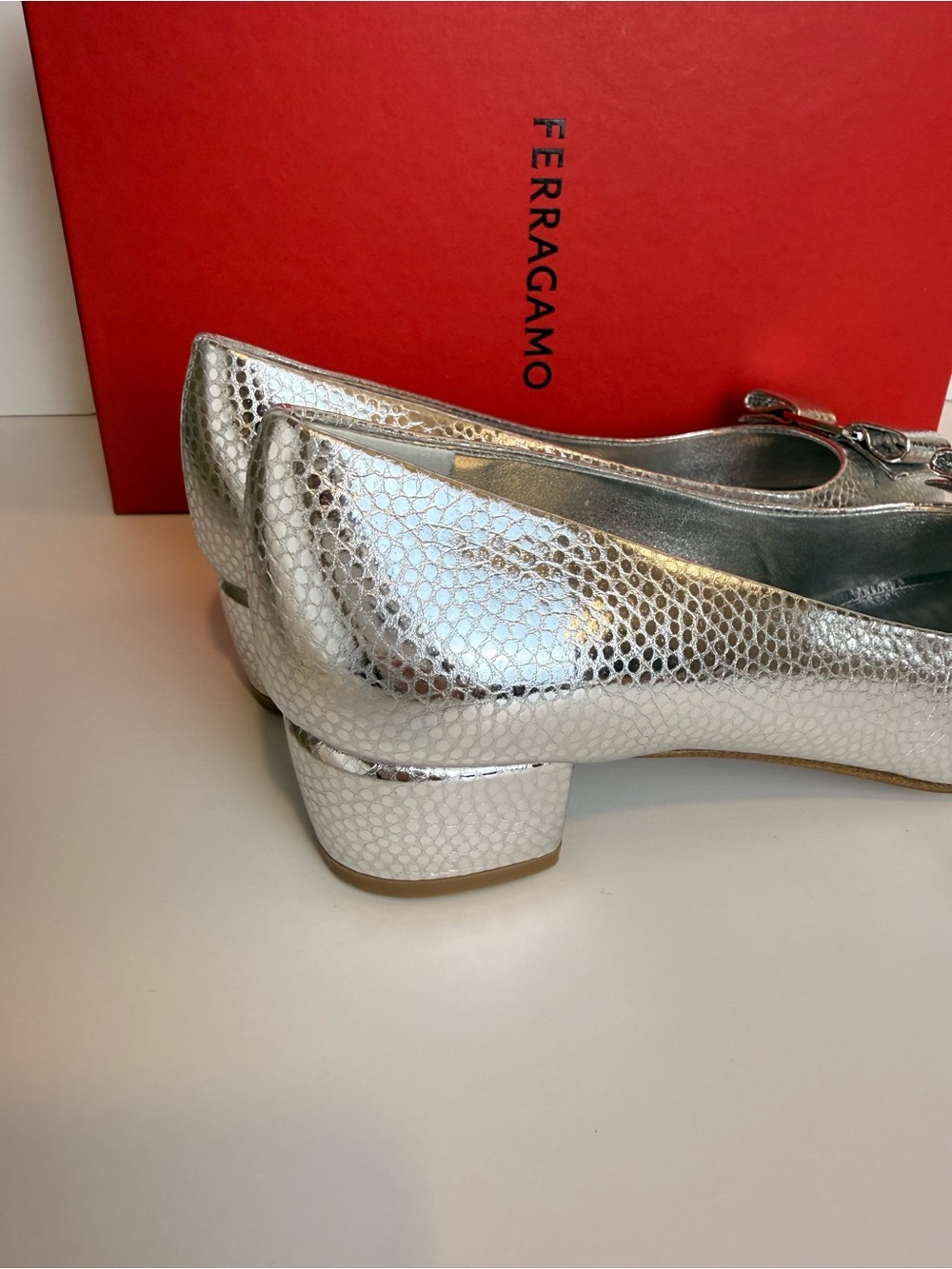 Ferragamo Vara Manta Bow Leather 30mm Pumps In Silver Size 8D - Picture 8 of 11